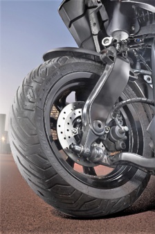 Tout savoir sur ces maxi scooters trois-roues (L5E) conduisibles avec un simple permis B auto Tout savoir sur ces maxi scooters trois-roues (L5E) conduisibles avec un simple permis B auto