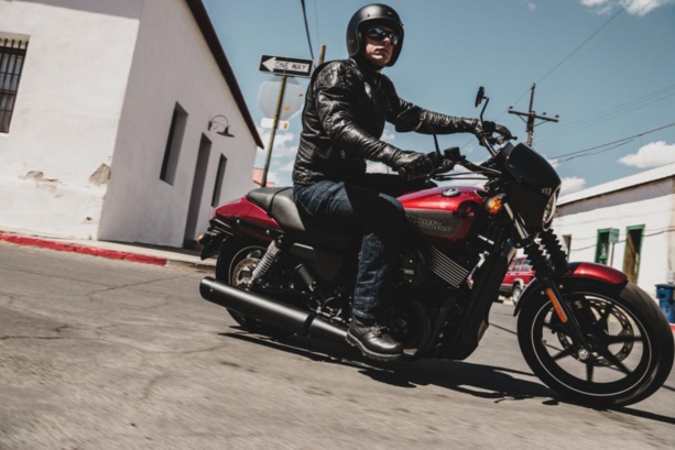 Elle mange des Sushis au petit déjeuner Elle mange des Sushis au petit déjeuner