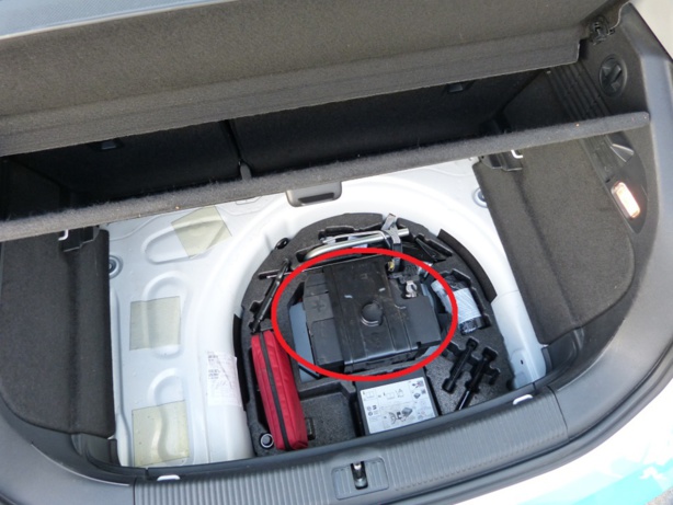La batterie se trouve dans le coffre arrière et sous le plancher qu'il faut soulever pour cette vérif.