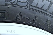 Marquage M+S et 3PMSF sur le flan d'un pneu.