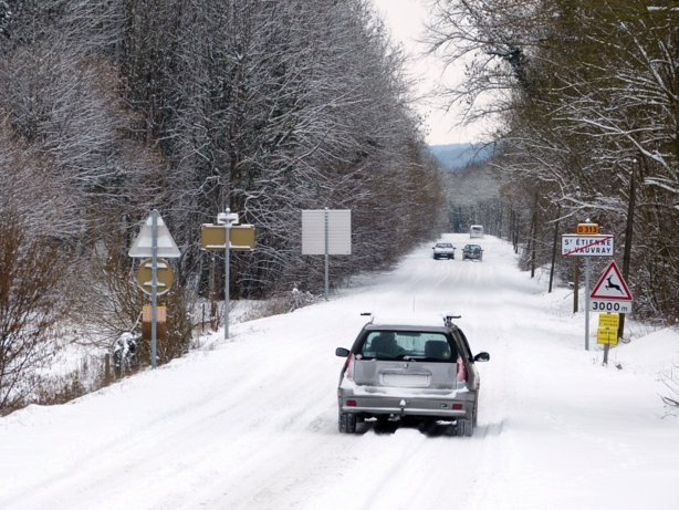 Les 12 règles d’or pour conduire sur la neige en toute sécurité