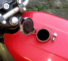 Voilà les dégâts provoqués par l'essence dans le temps sur une moto ancienne mal remisée.