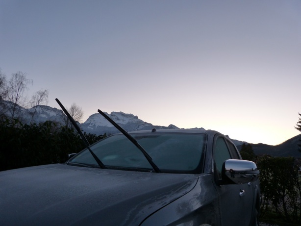 Dégivrer super rapidement un pare-brise et une voiture