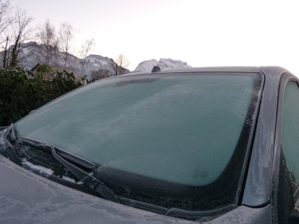 Dégivrer super rapidement un pare-brise et une voiture Dégivrer super rapidement un pare-brise et une voiture