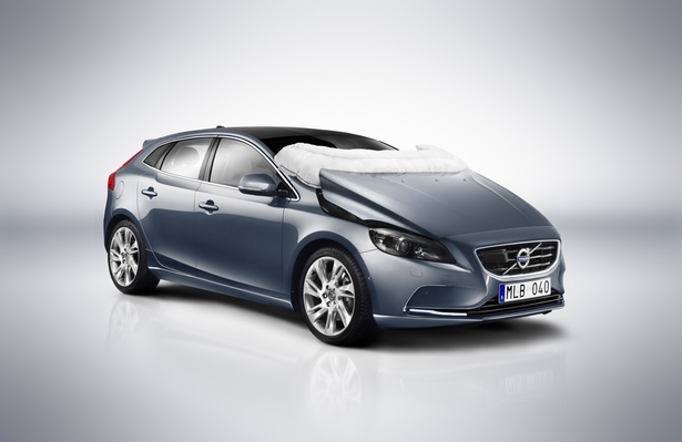 La Volvo V40  2012 propose en option un airbag pour les piéons, une première mondiale