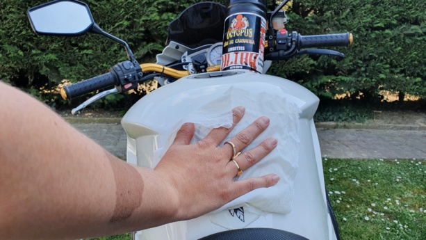 Comment bien laver sa moto avec une lingette