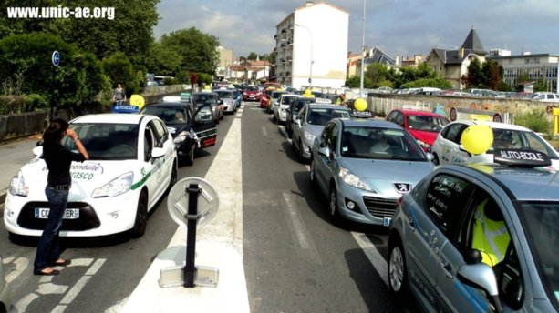 Manifestation des auto-écoles à Bordeaux devant la préfecture le 20 juin 2012.