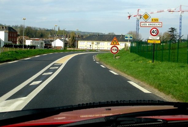 Attention entrée en agglomération avec de plus une vitesse maxi de 40 km/h !