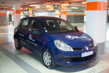 Louer une voiture à doubles commandes à deux pas de Paris, avec une place de parking.