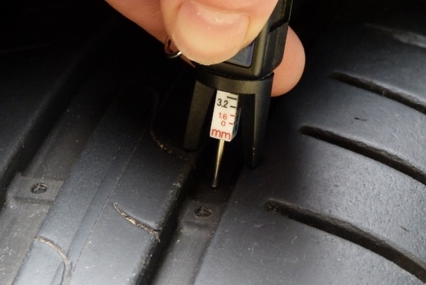 Les pros utilisent une jauge pour messurer la profondeurs des sculptures d'un pneu, en dessous de 1.6 mm, le changement est obligatoire. Les pros utilisent une jauge pour messurer la profondeurs des sculptures d'un pneu, en dessous de 1.6 mm, le changement est obligatoire.