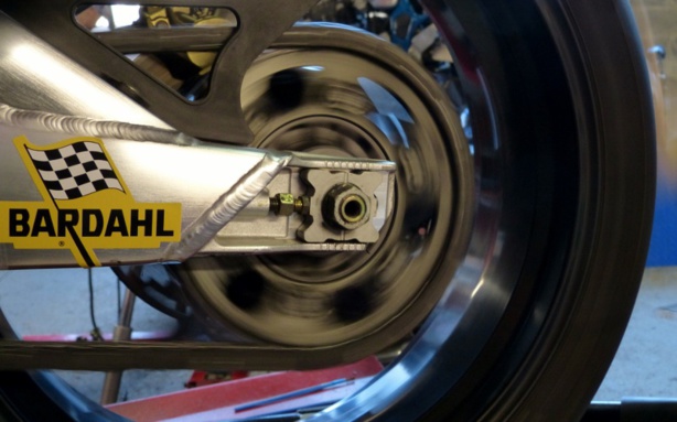 Lubrifier et régler une chaîne de moto comme un pro Lubrifier et régler une chaîne de moto comme un pro
