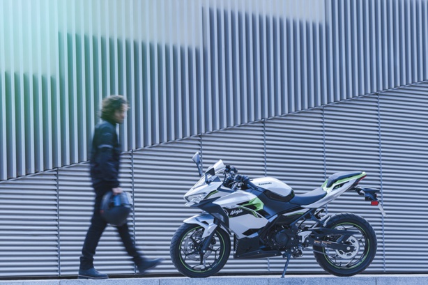 Kawasaki e-1 : La moto la plus facile à conduire au monde 