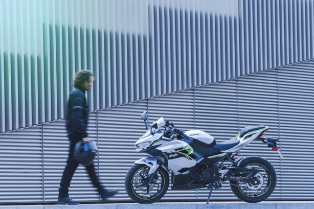 Kawasaki e-1 : La moto la plus facile à conduire au monde  Kawasaki e-1 : La moto la plus facile à conduire au monde
