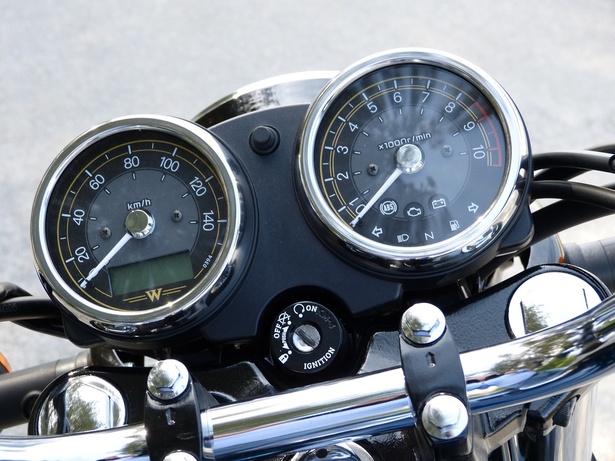 Kawasaki W230 : La mini machine à voyager dans le temps. Kawasaki W230 : La mini machine à voyager dans le temps.