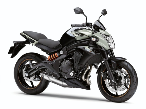 Les vérifs techniques du permis moto sur la Kawasaki ER-6n en conditions d'examen