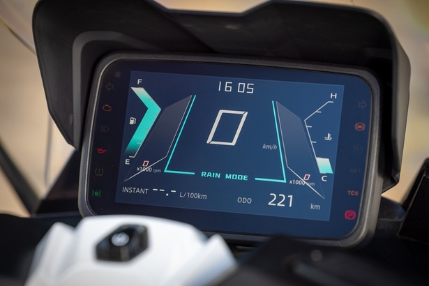 CV3 575 : faire de la moto, mais sans permis moto