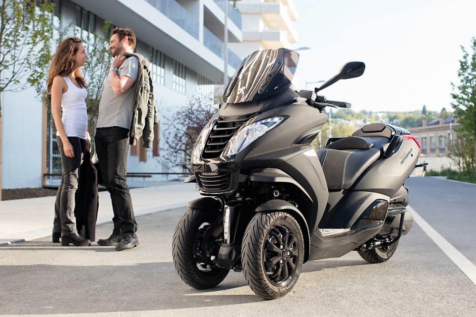 Tout savoir sur ces maxi scooters trois-roues (L5E) conduisibles avec un simple permis B auto Tout savoir sur ces maxi scooters trois-roues (L5E) conduisibles avec un simple permis B auto
