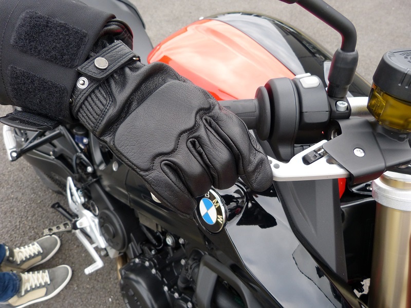 Les vérifs techniques du permis moto A2 sur la BMW F800R en conditions d'examen