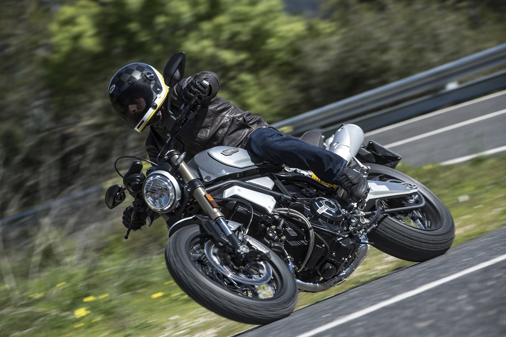 La moto A2 des papas La moto A2 des papas