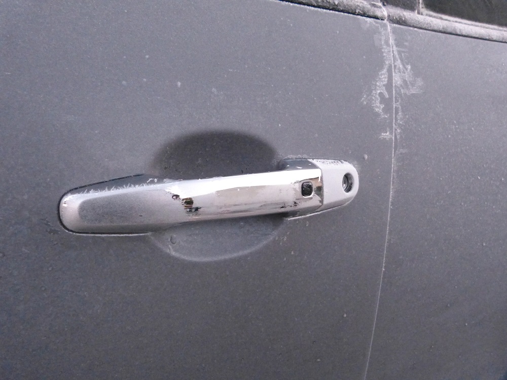 Dégivrer super rapidement un pare-brise et une voiture Dégivrer super rapidement un pare-brise et une voiture