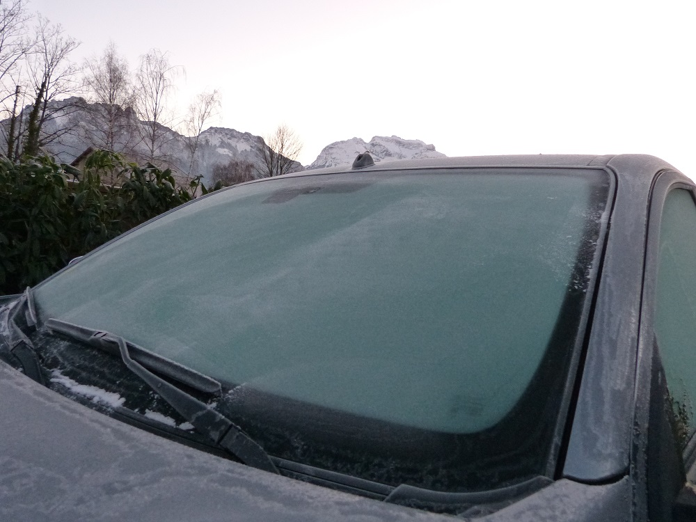 Dégivrer super rapidement un pare-brise et une voiture Dégivrer super rapidement un pare-brise et une voiture
