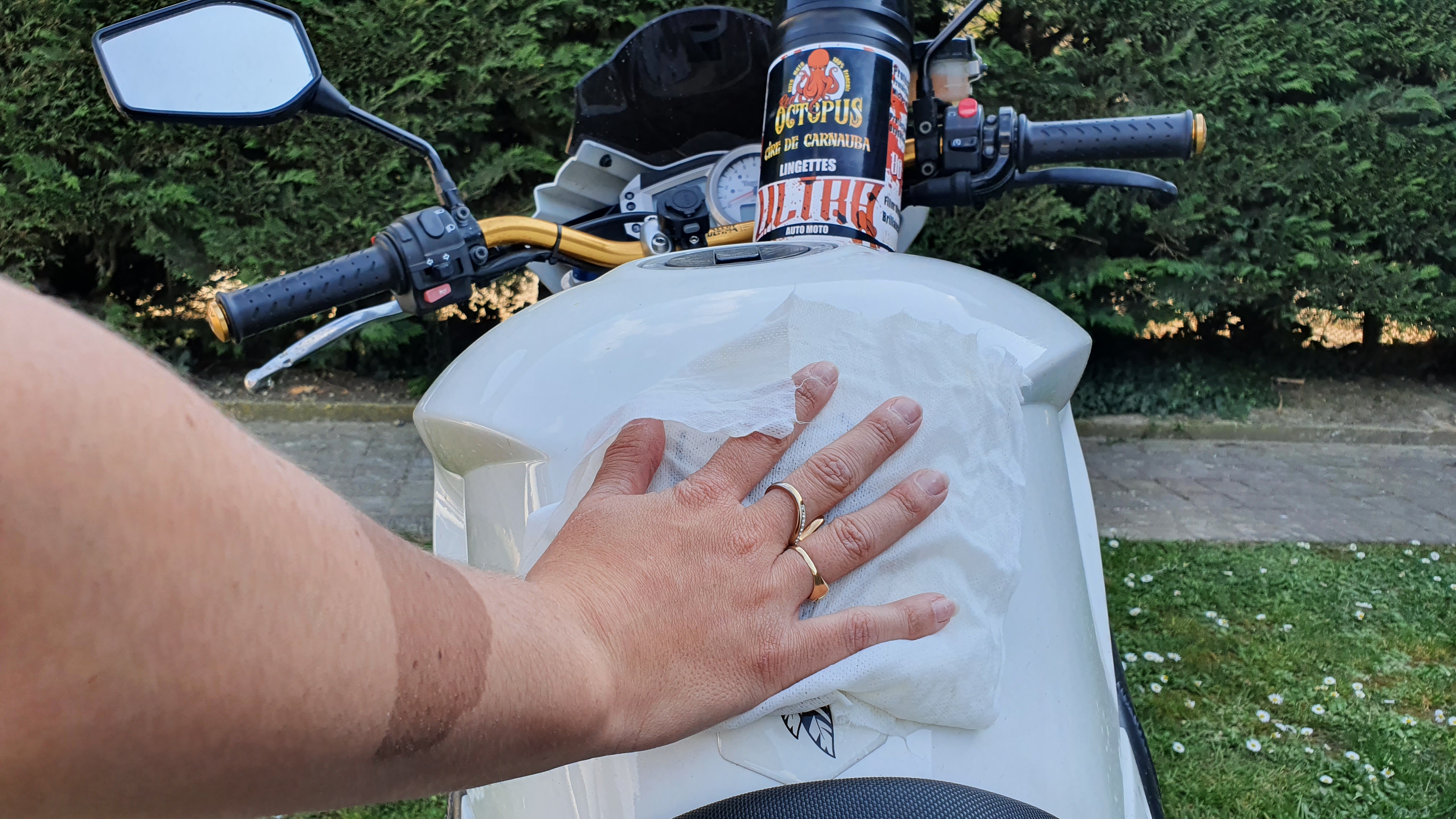 Comment bien laver sa moto avec une lingette Comment bien laver sa moto avec une lingette