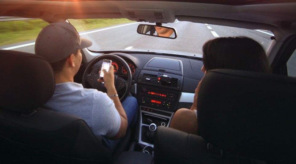 Téléphone et conduite : retrait du permis désormais possible