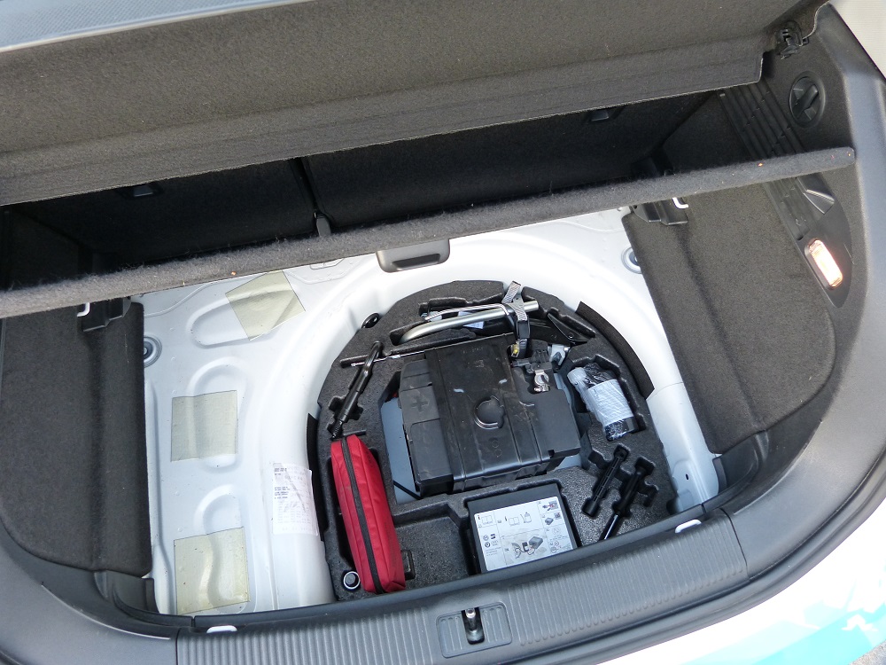 Le kit d'origine sur une Audi à la place de l'emplacement de la roue de secours. Le kit d'origine sur une Audi à la place de l'emplacement de la roue de secours.