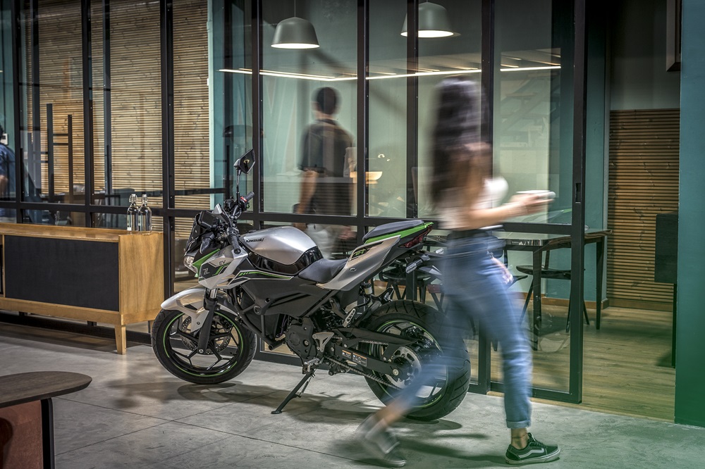 Kawasaki e-1 : La moto la plus facile à conduire au monde  Kawasaki e-1 : La moto la plus facile à conduire au monde