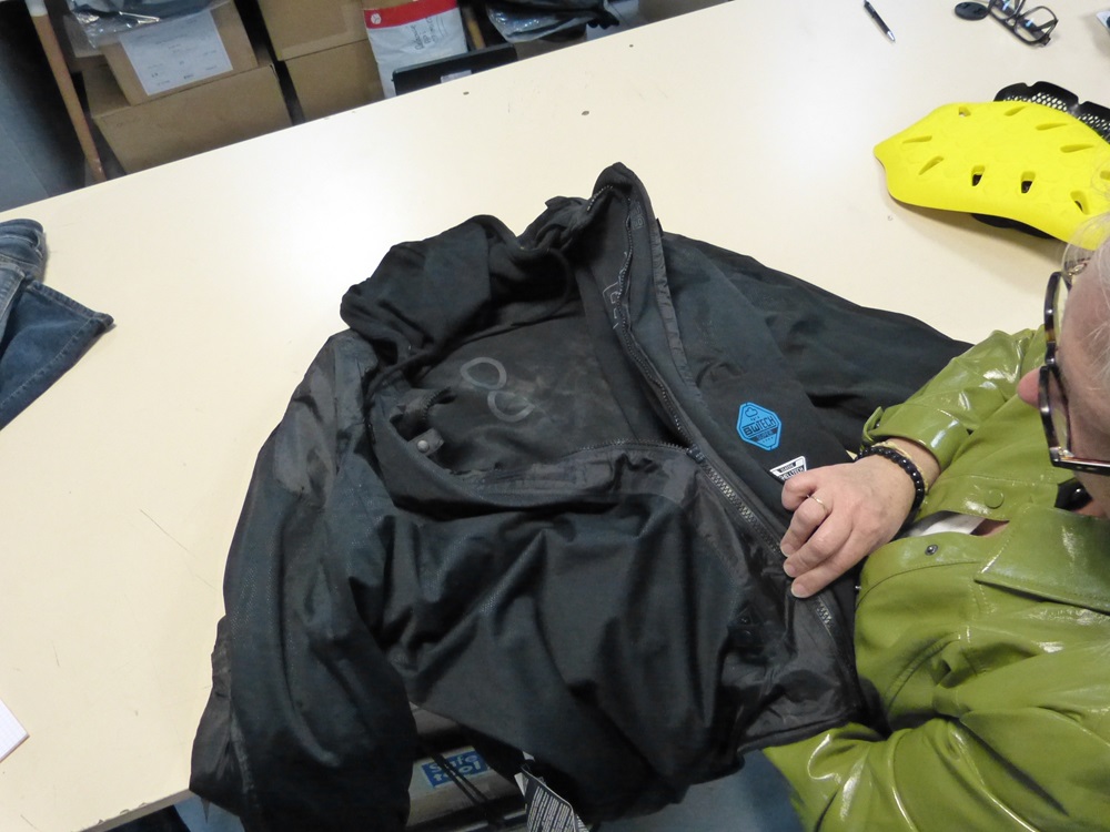 Entretien super facile d’un blouson de moto textile Entretien super facile d’un blouson de moto textile