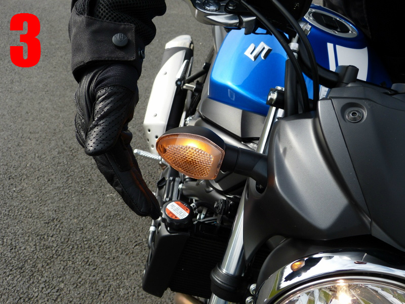 Les vérifs techniques du permis moto sur la Suzuki SV650 en conditions d'examen