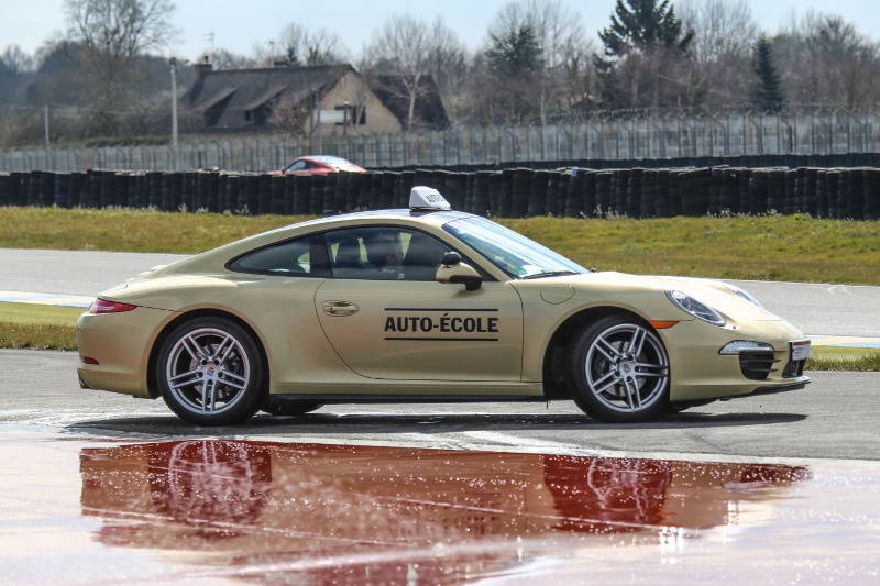Porsche fait sa pub et malmène des candidats au permis de conduire