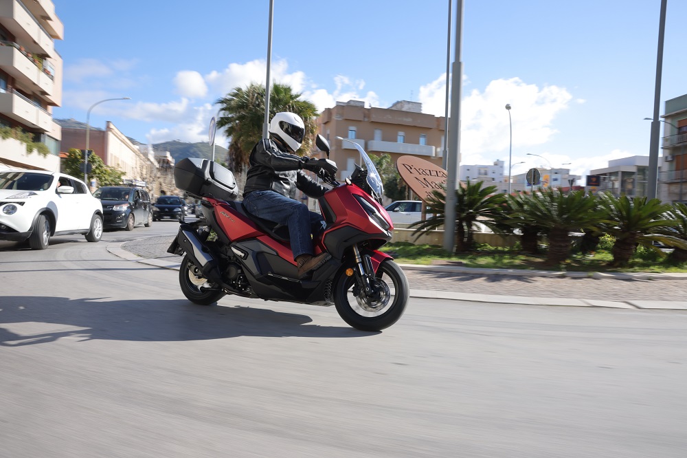 ADV 350 action 2
