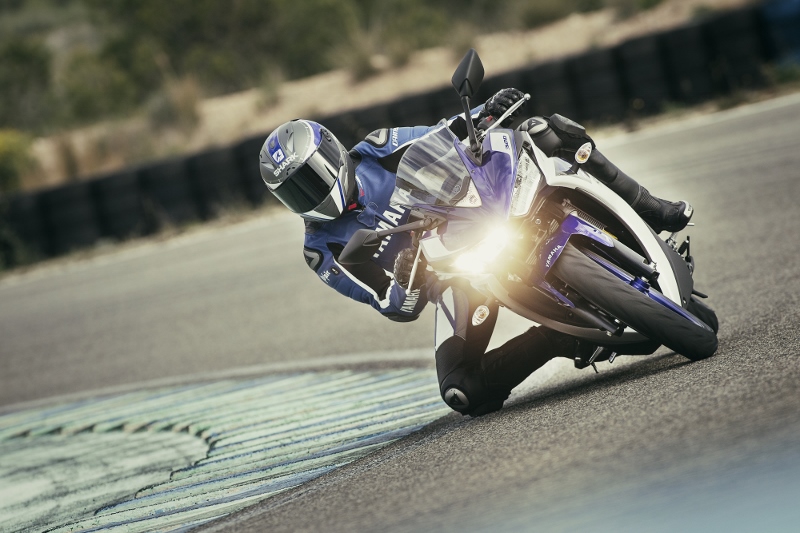 2015_YAM_YZF-R320_EU_MS1RB_ACT_005 (800x533)